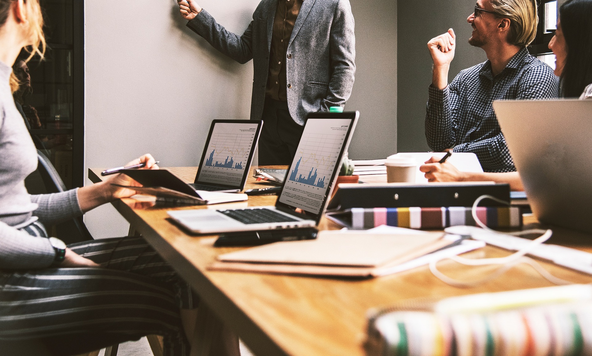 Team von Spark Media Management bei einem Strategie-Meeting